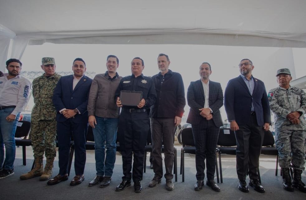 Mauricio Kuri entrega patrullas y equipo de seguridad pública para El Marqués